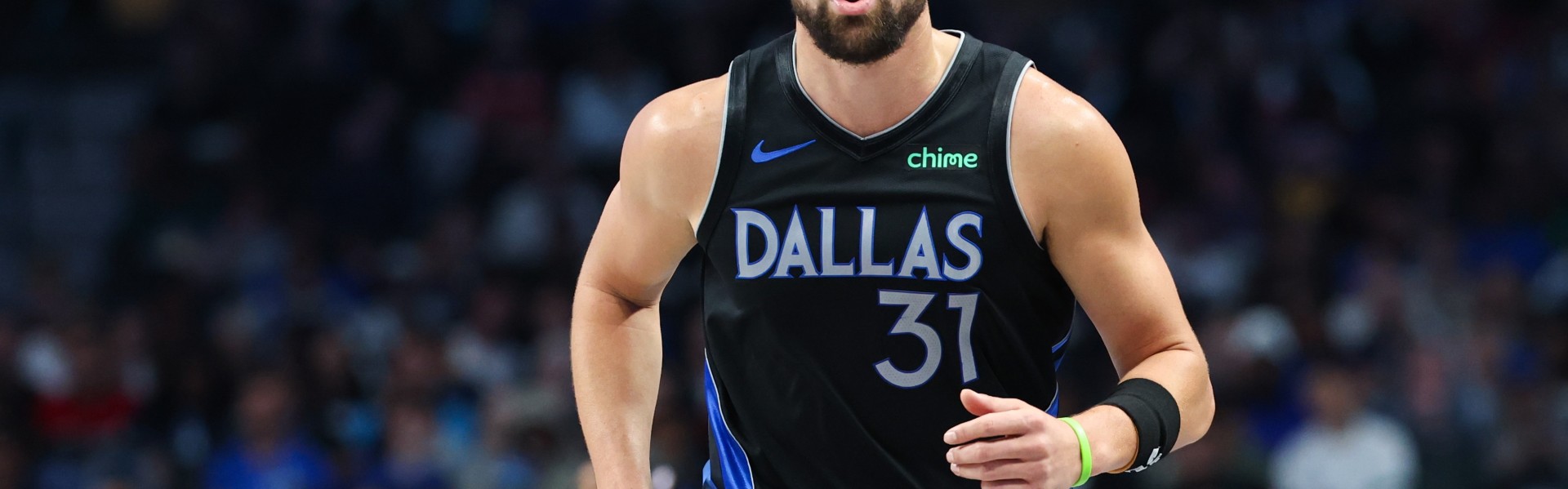 不太行！克莱半场7中3拿到7分 三分5中1&amp;正负值-7