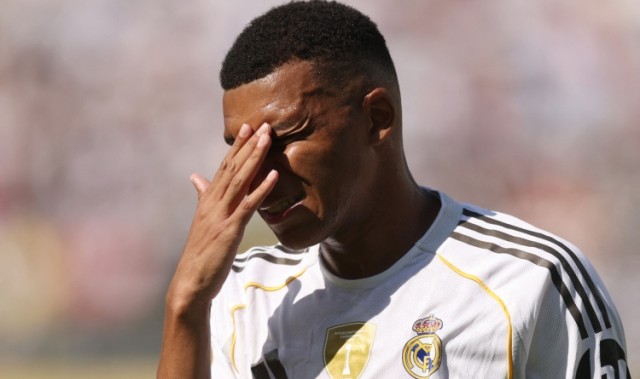 记者：一名皇家奥维耶多球迷因对姆巴佩做种族主义手势而被逮捕