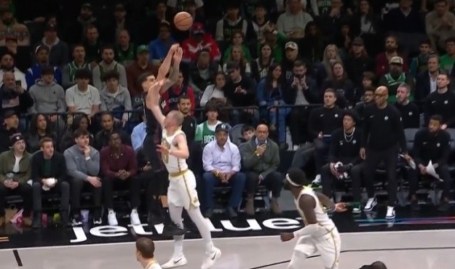 半岛体育APP-这球没得争辩！小波特干拔三分踢腿绊倒豪泽被吹进攻犯规