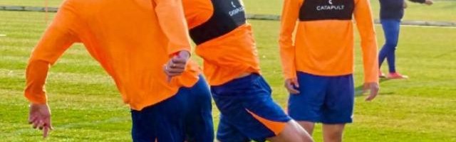 记者：阿尔瓦罗正常参加合练，首轮联赛应该是具备出场条件的