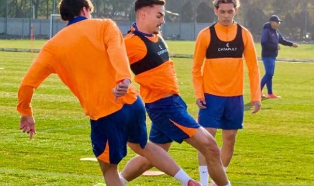 记者：阿尔瓦罗正常参加合练，首轮联赛应该是具备出场条件的