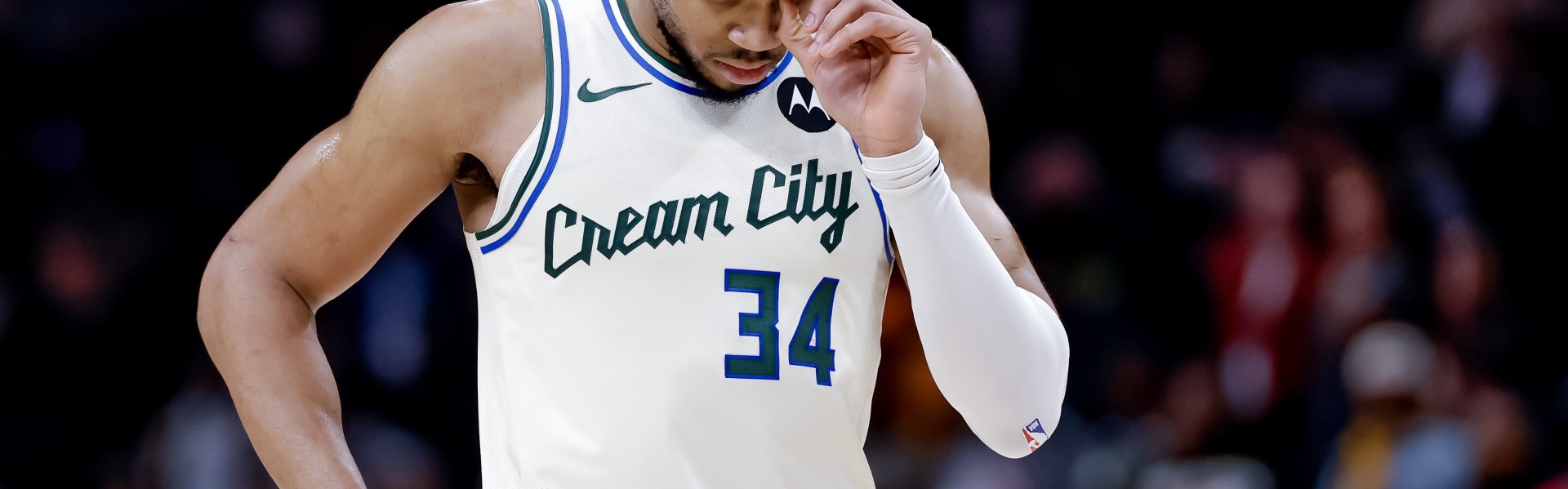 半岛·体育-Shams：字母哥与球队对话加剧 更衣室里的紧张气氛达到历史最高点