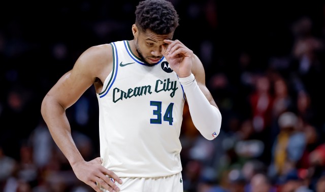 半岛·体育-Shams：字母哥与球队对话加剧 更衣室里的紧张气氛达到历史最高点