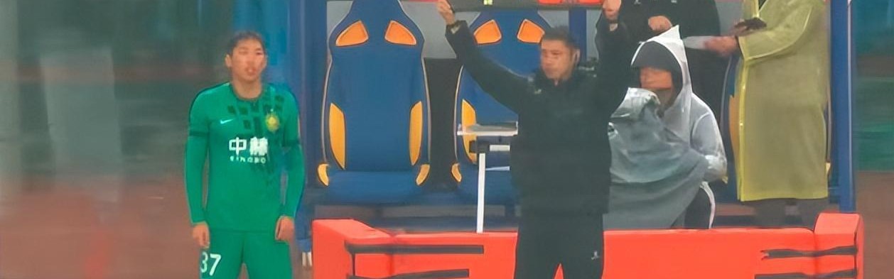 半岛体育APP-国安违规？海港球迷质疑超级杯最后1次换人引争议，第4官员成焦点